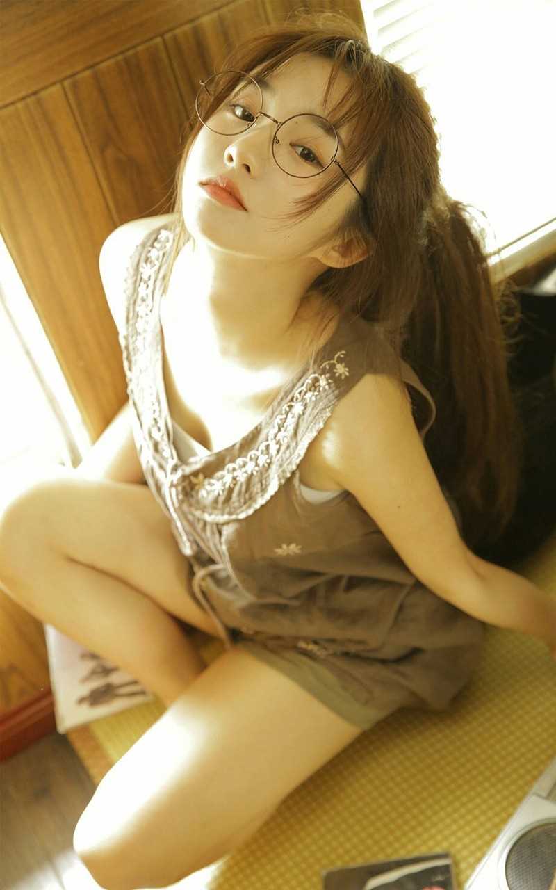 精选极品漂亮幼嫩宅女丰满天然长腿翘臀未成年萝莉清纯图册