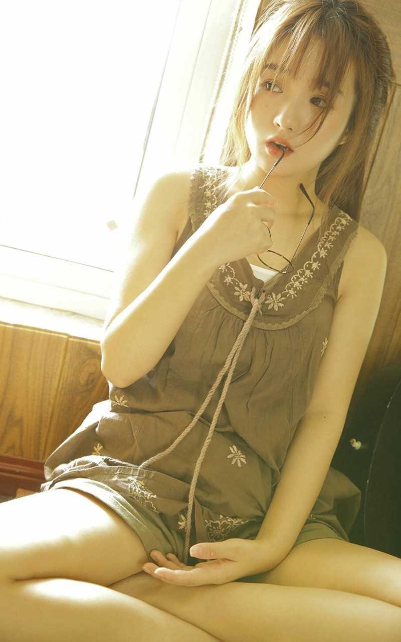 精选极品漂亮幼嫩宅女丰满天然长腿翘臀未成年萝莉清纯图册