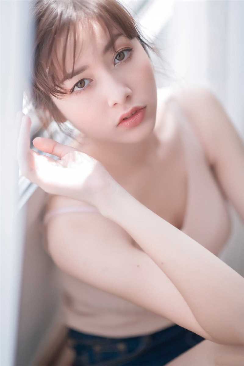 特别专辑大胸的美女吊带漂亮雪白香肩清纯诱人图片