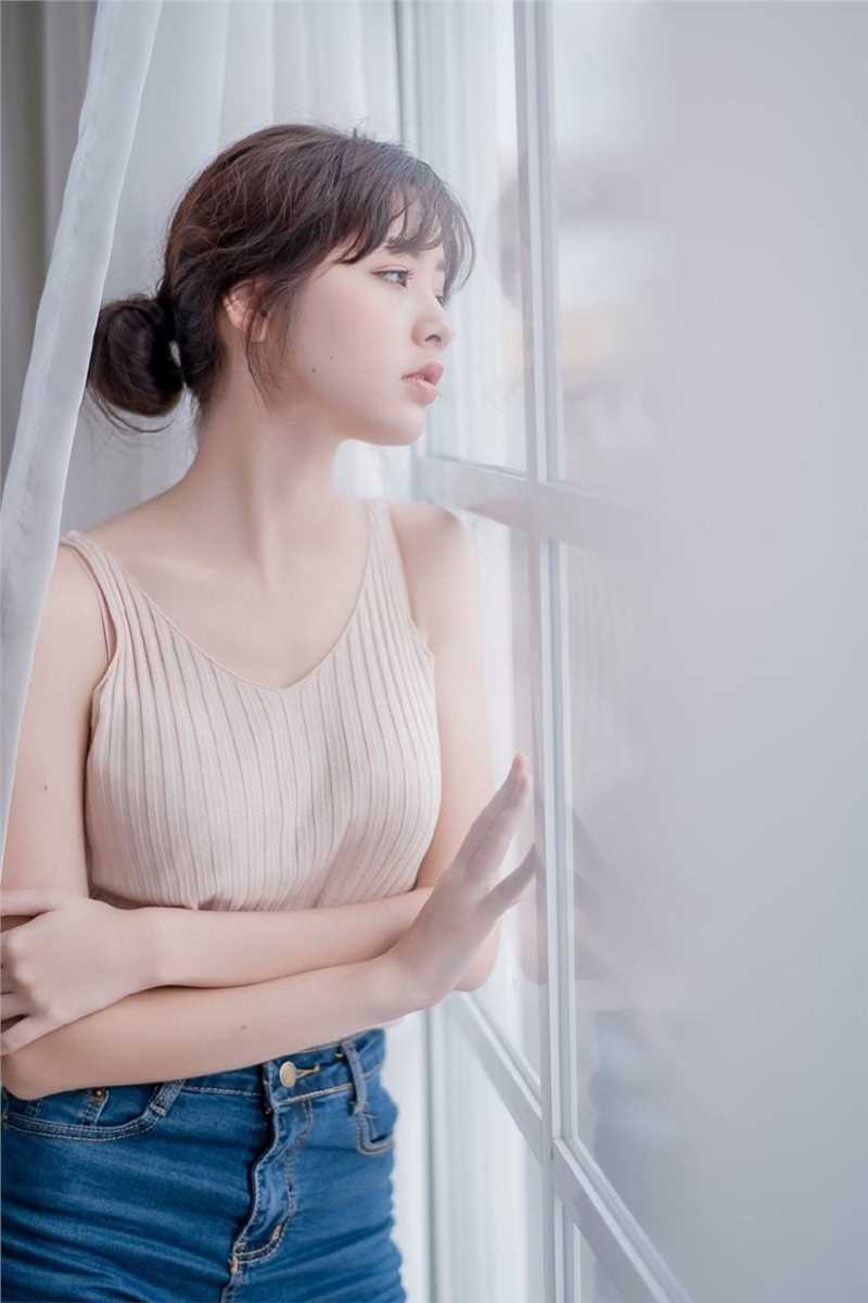 特别专辑大胸的美女吊带漂亮雪白香肩清纯诱人图片