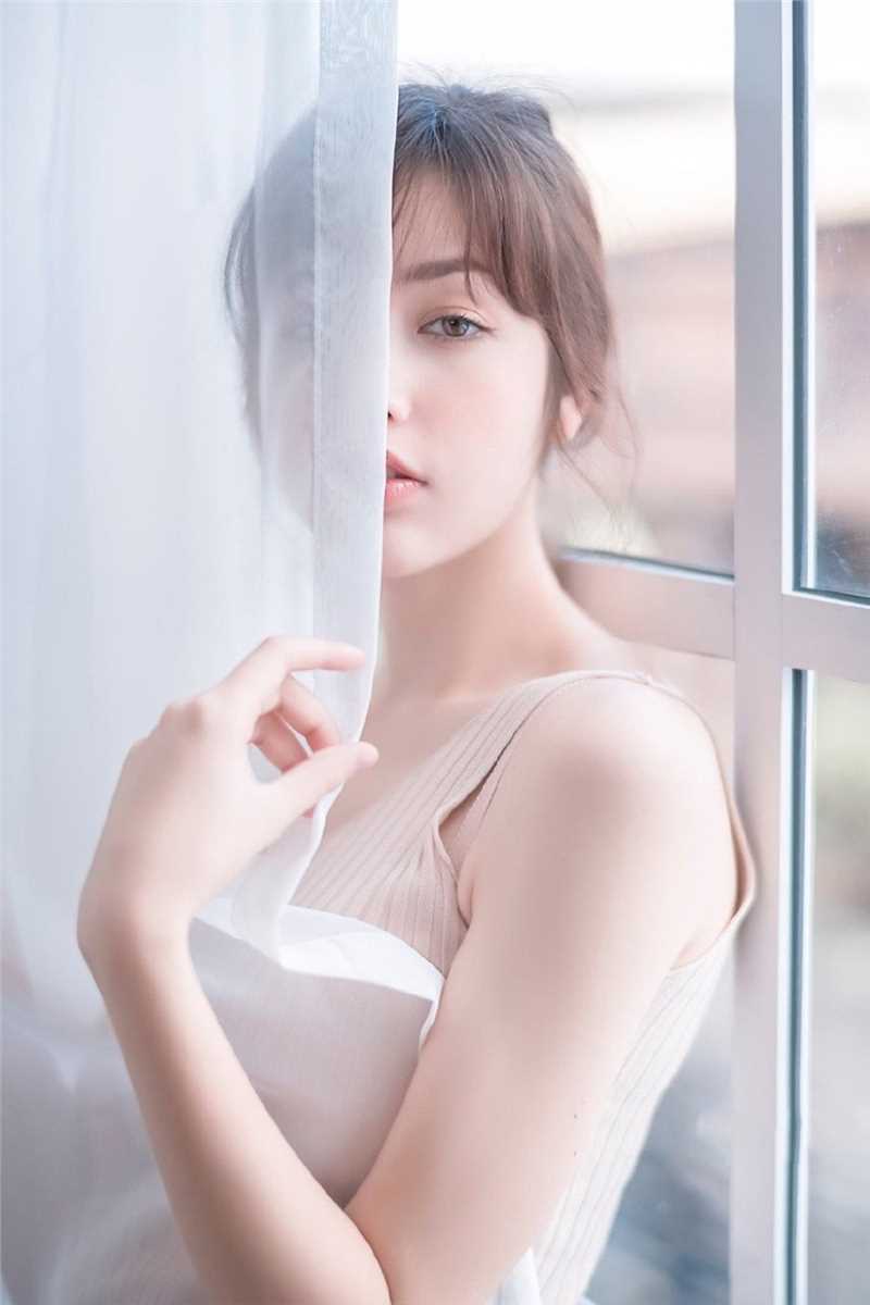 特别专辑大胸的美女吊带漂亮雪白香肩清纯诱人图片