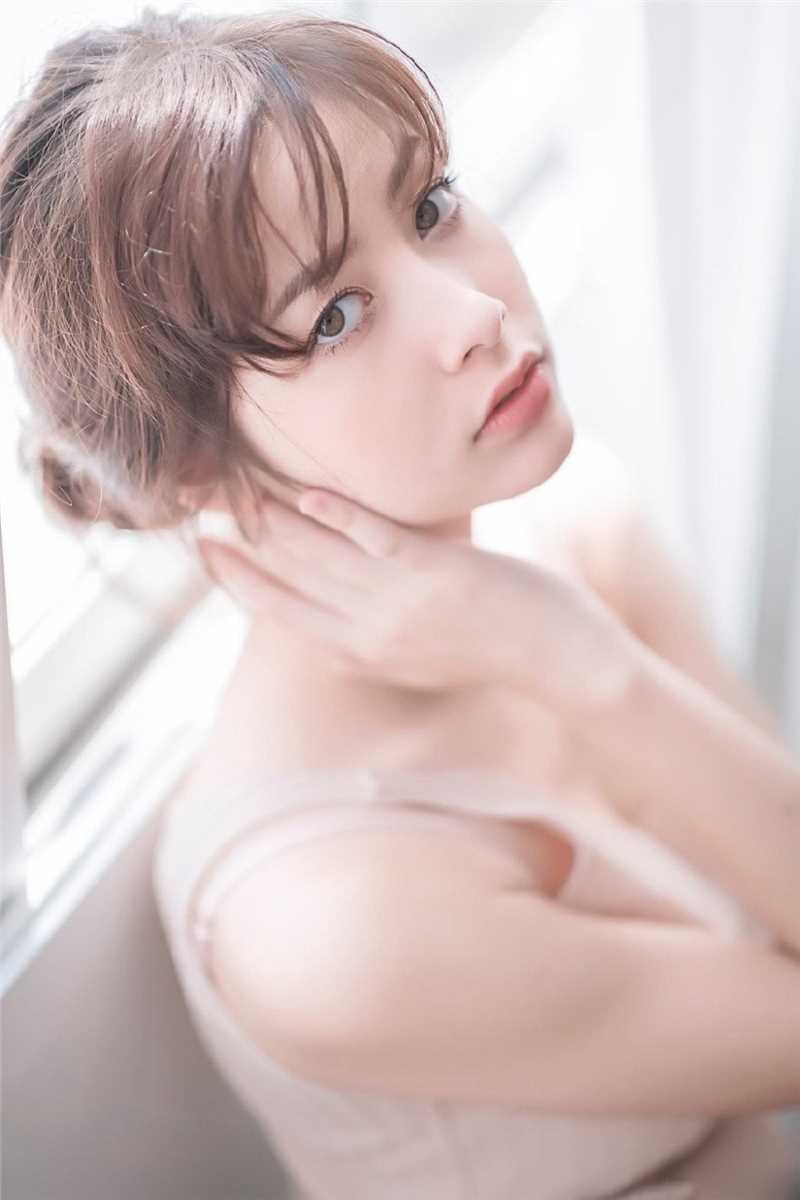 特别专辑大胸的美女吊带漂亮雪白香肩清纯诱人图片