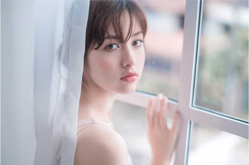 特别专辑大胸的美女吊带漂亮雪白香肩清纯诱人图片