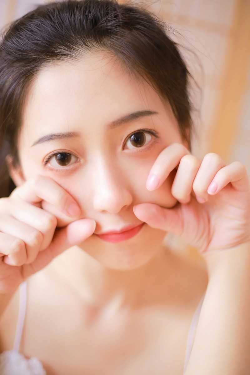 特别专辑清纯萌妹子吊带短裤大长腿酥胸白皙诱人图片