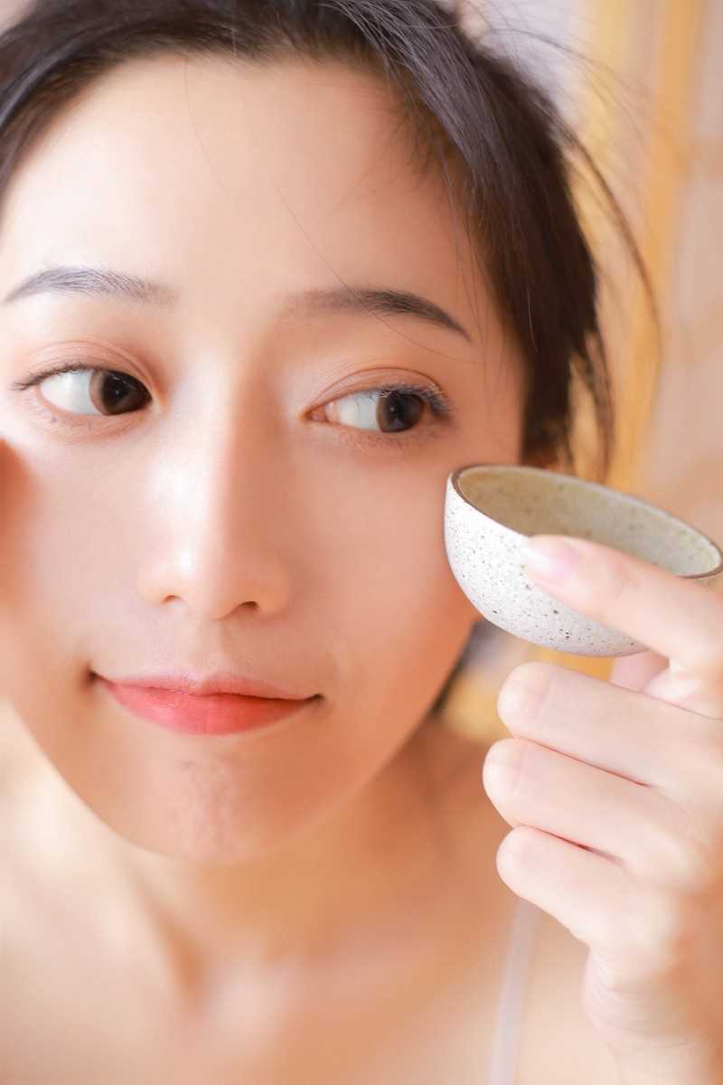 特别专辑清纯萌妹子吊带短裤大长腿酥胸白皙诱人图片