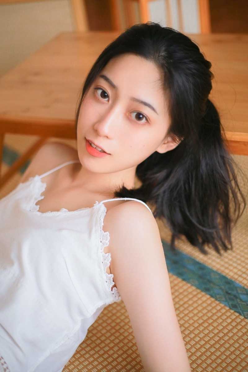 特别专辑清纯萌妹子吊带短裤大长腿酥胸白皙诱人图片