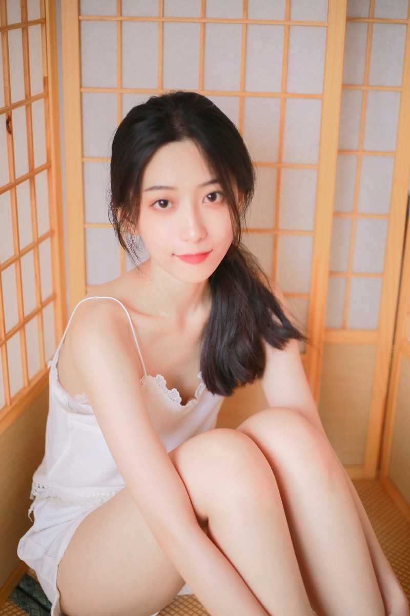 特别专辑清纯萌妹子吊带短裤大长腿酥胸白皙诱人图片