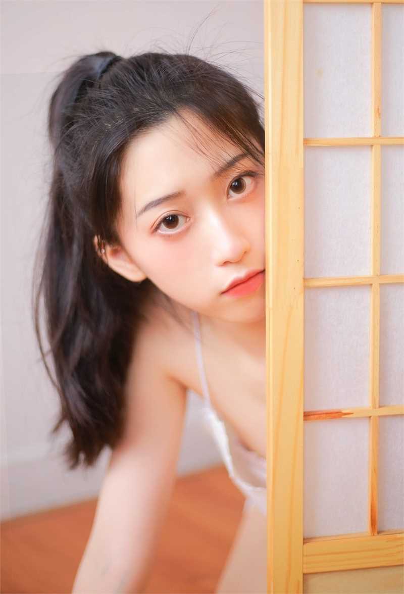特别专辑清纯萌妹子吊带短裤大长腿酥胸白皙诱人图片