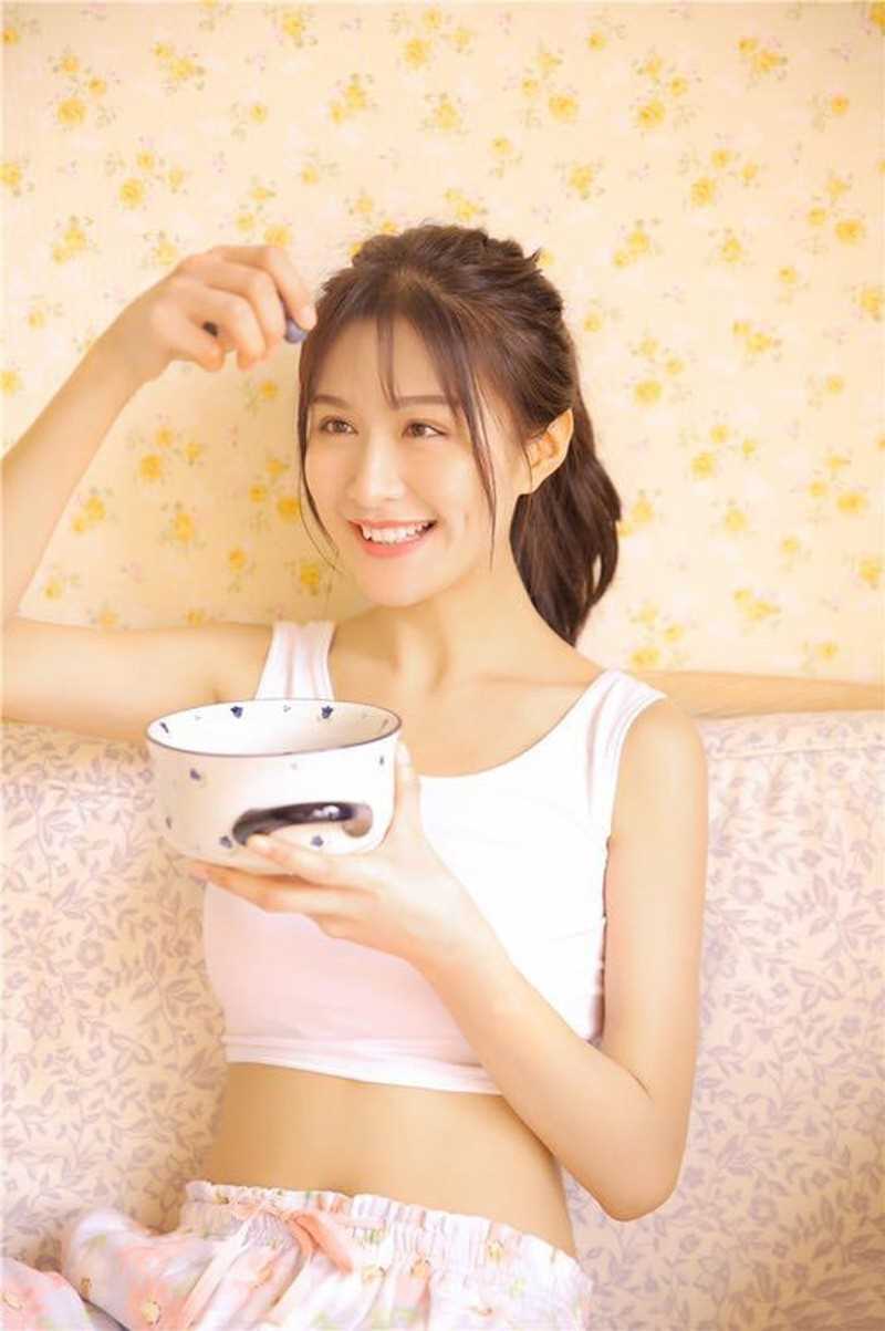 最新吊带背心美女居家私房清纯养眼人体艺术诱惑图片图集