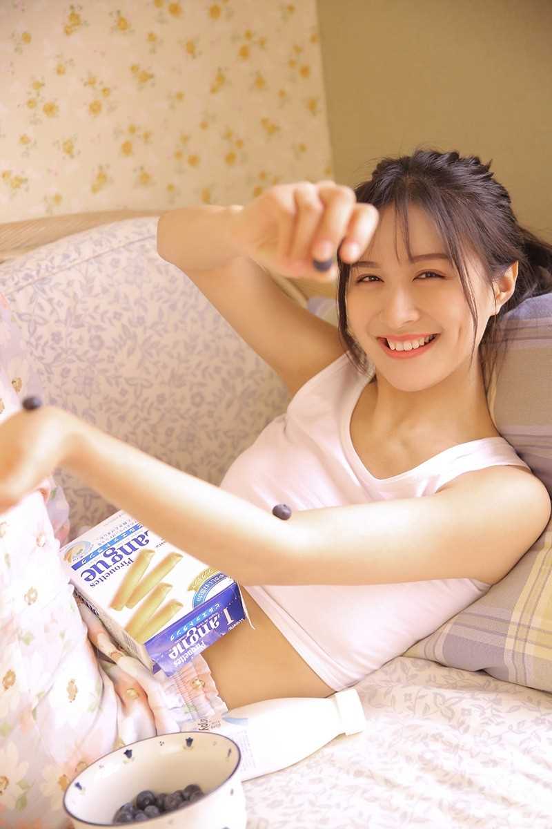 最新吊带背心美女居家私房清纯养眼人体艺术诱惑图片图集