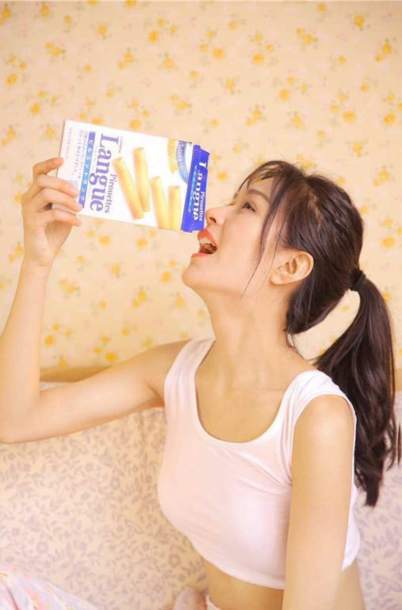 最新吊带背心美女居家私房清纯养眼人体艺术诱惑图片图集