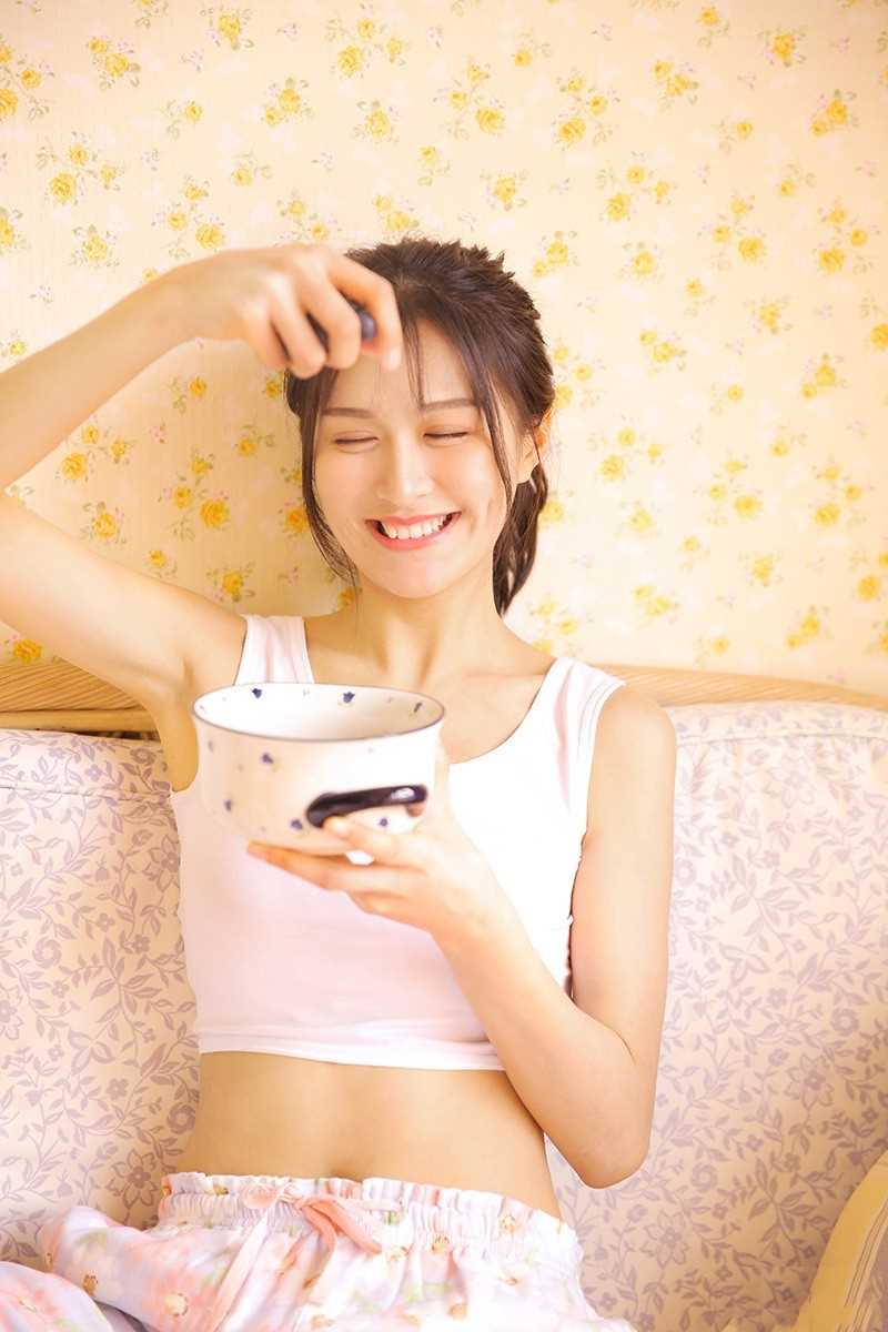 最新吊带背心美女居家私房清纯养眼人体艺术诱惑图片图集