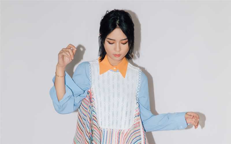 最新邪魅夜店女王气场美女周笔畅淑雅清纯个人服饰图集