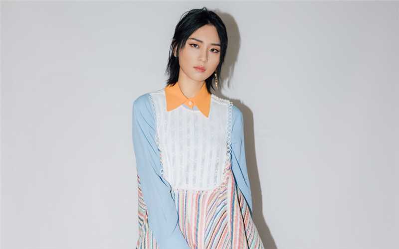 最新邪魅夜店女王气场美女周笔畅淑雅清纯个人服饰图集