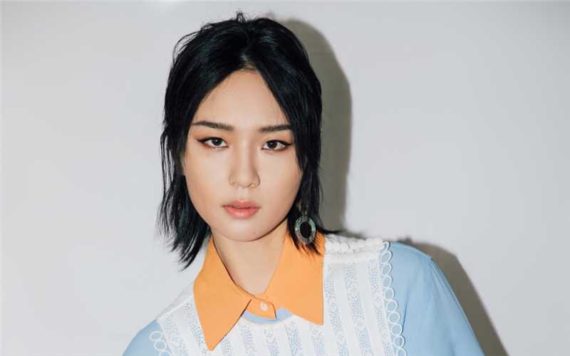 最新邪魅夜店女王气场美女周笔畅淑雅清纯个人服饰图集