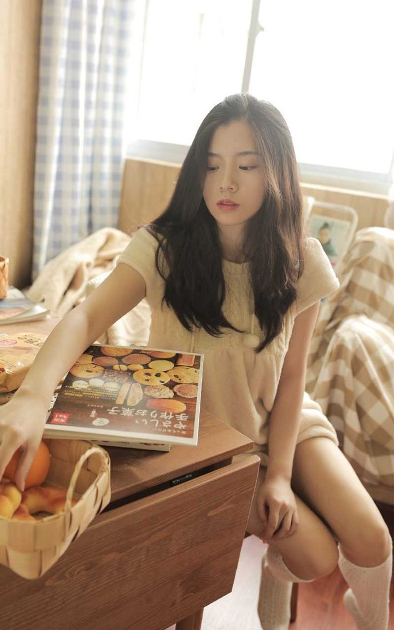 清纯养眼的居家美女甜美白袜子控短裤内衣情趣诱惑