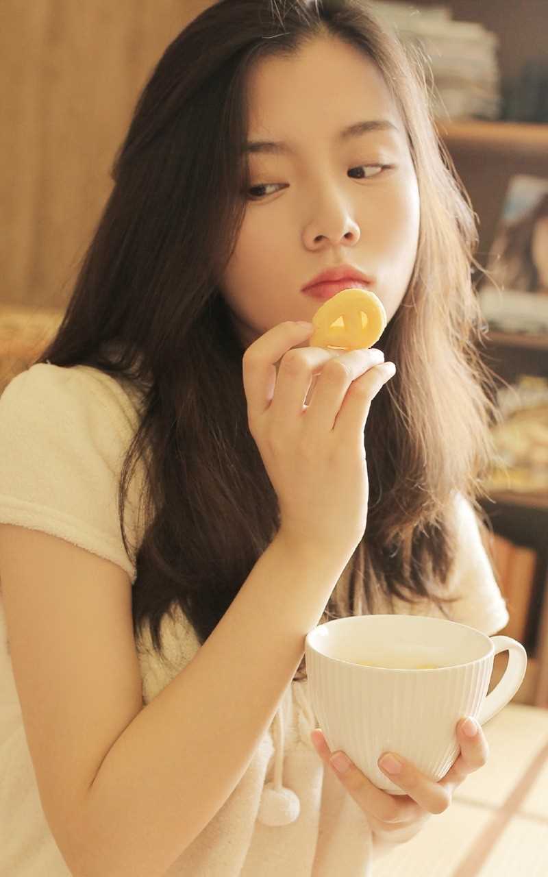 清纯养眼的居家美女甜美白袜子控短裤内衣情趣诱惑