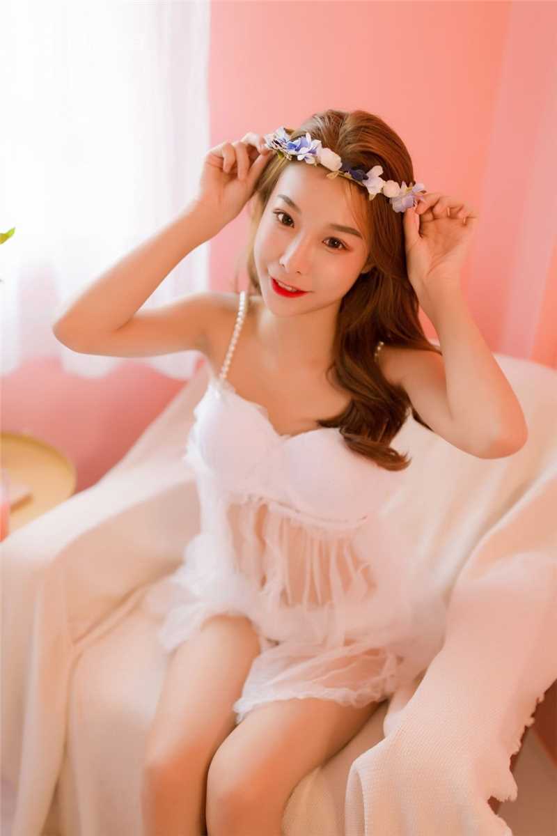 优质粉色系绝色美女房客性感红唇曼妙身姿透视装私房色片相册