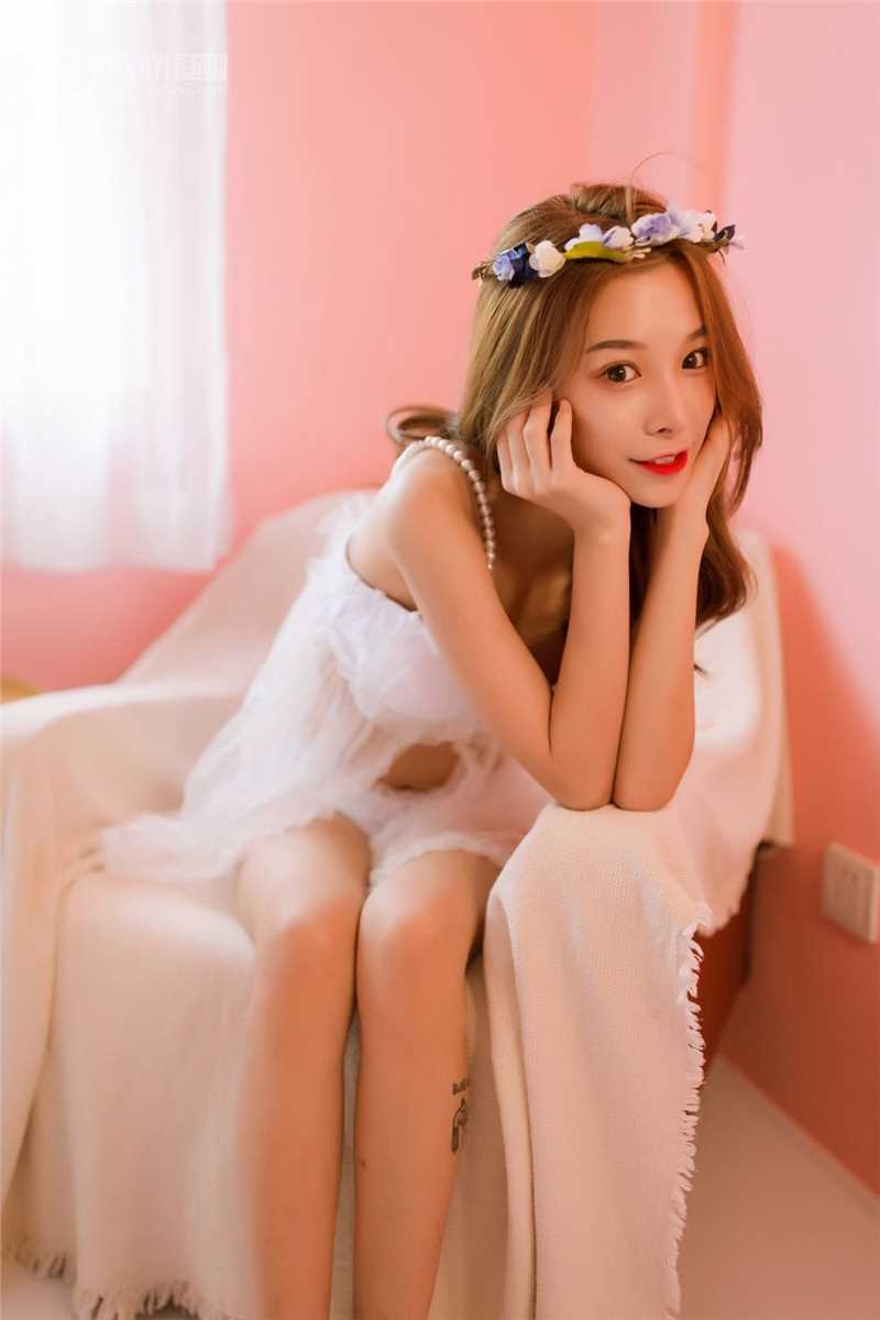 优质粉色系绝色美女房客性感红唇曼妙身姿透视装私房色片相册