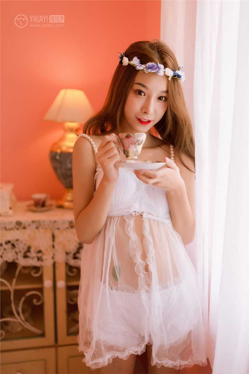 优质粉色系绝色美女房客性感红唇曼妙身姿透视装私房色片相册