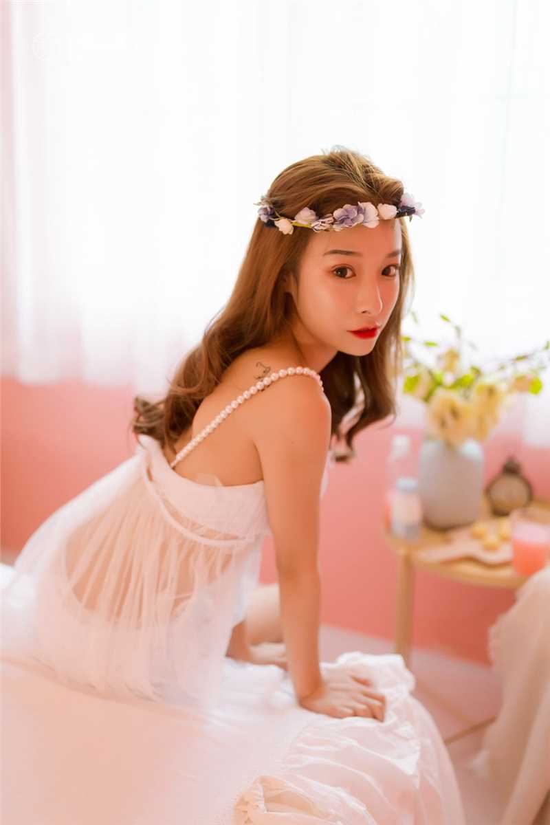 优质粉色系绝色美女房客性感红唇曼妙身姿透视装私房色片相册