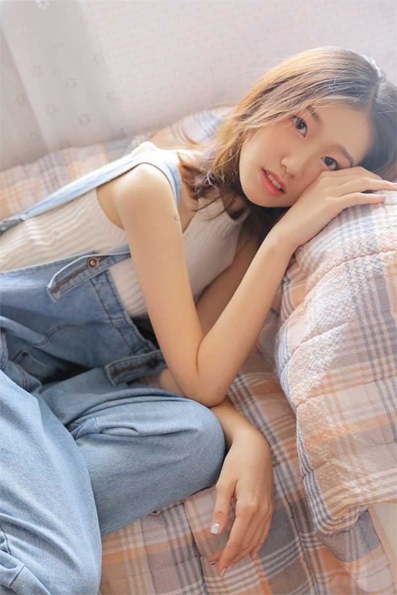 最新吊带牛仔裤美女清纯氧气模特妖娆诱人甜美图集