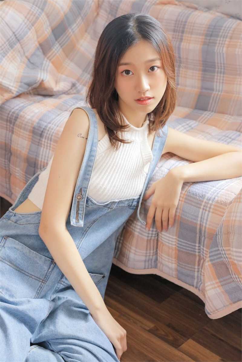 最新吊带牛仔裤美女清纯氧气模特妖娆诱人甜美图集