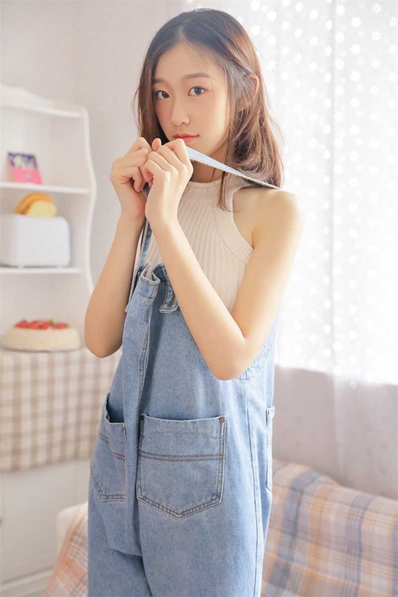 最新吊带牛仔裤美女清纯氧气模特妖娆诱人甜美图集