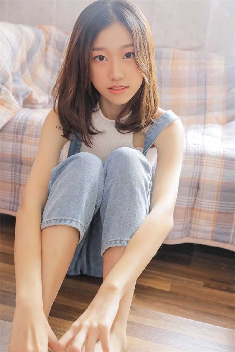 最新吊带牛仔裤美女清纯氧气模特妖娆诱人甜美图集