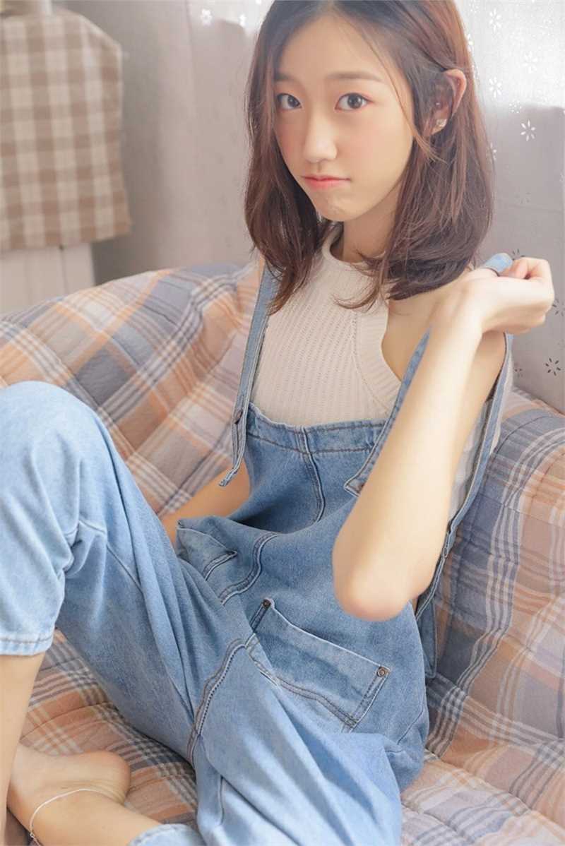 最新吊带牛仔裤美女清纯氧气模特妖娆诱人甜美图集