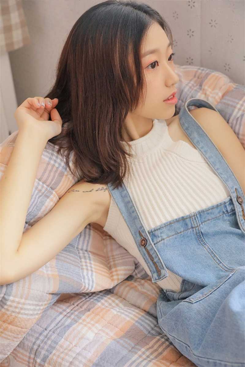 最新吊带牛仔裤美女清纯氧气模特妖娆诱人甜美图集