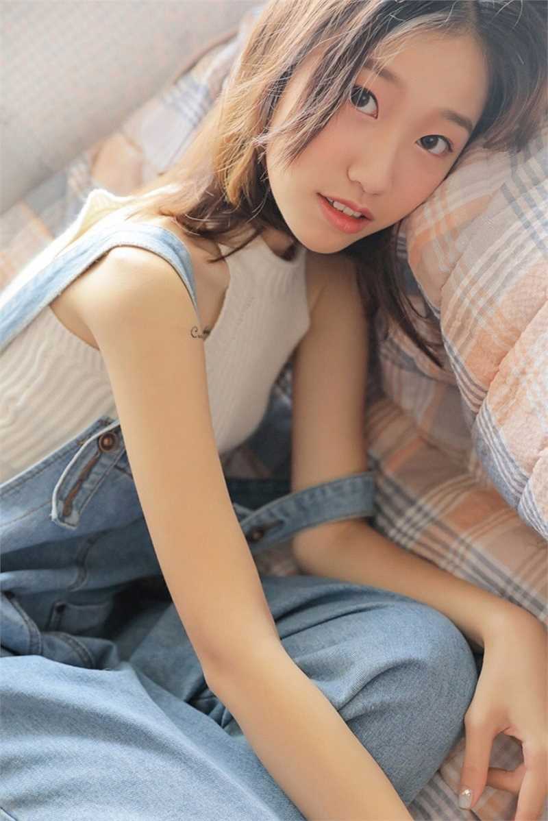 最新吊带牛仔裤美女清纯氧气模特妖娆诱人甜美图集