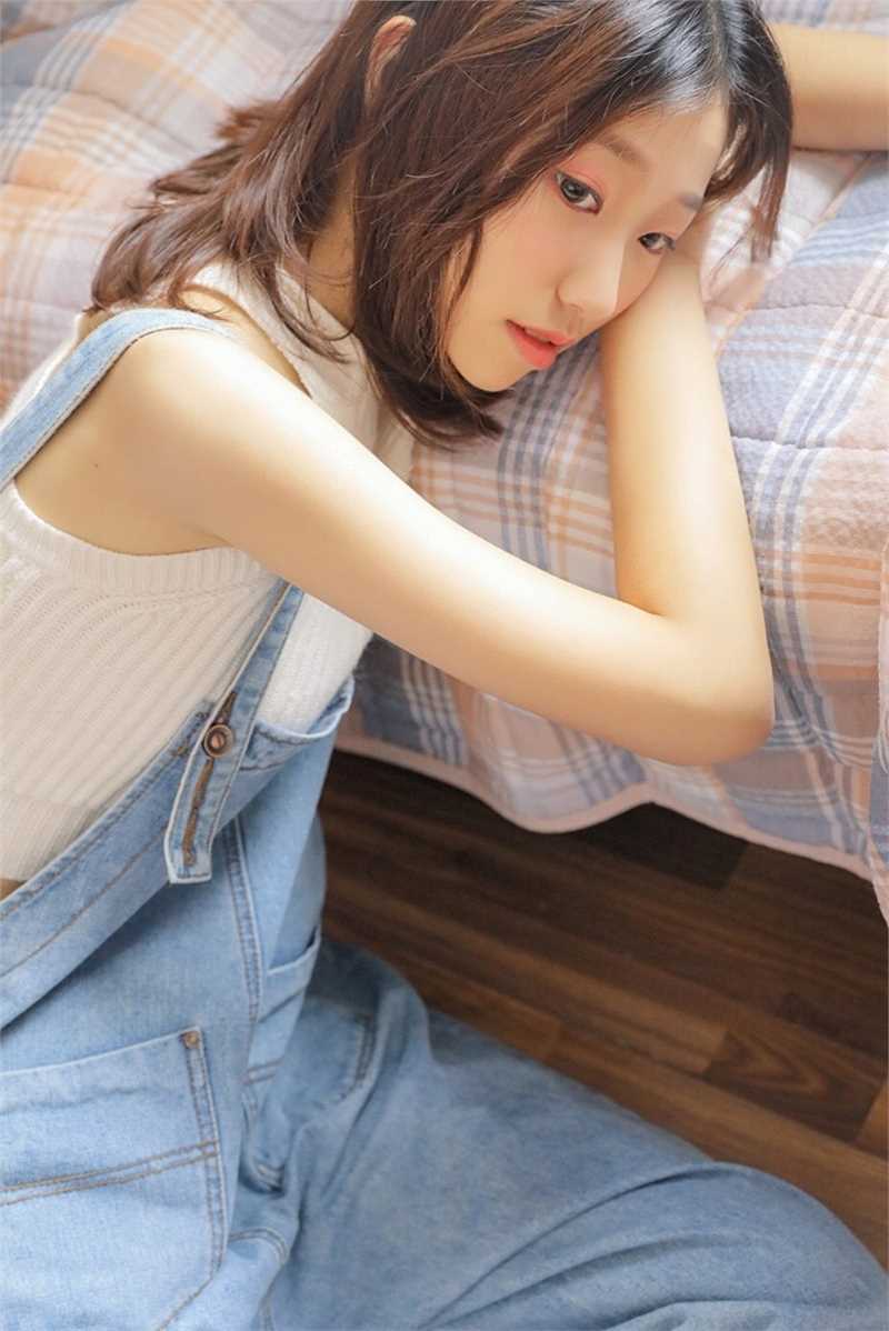 最新吊带牛仔裤美女清纯氧气模特妖娆诱人甜美图集