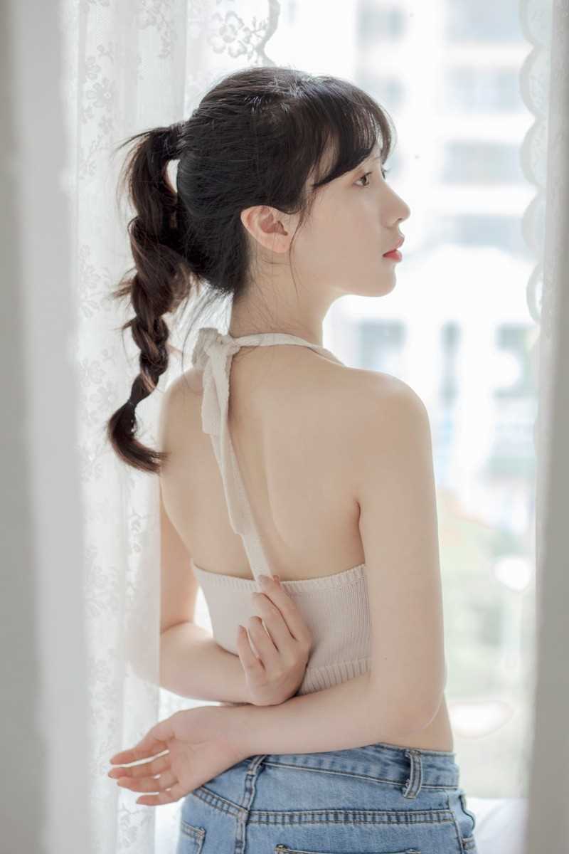 最新清纯美女极品尤物吊带酥胸惹火性感壁纸