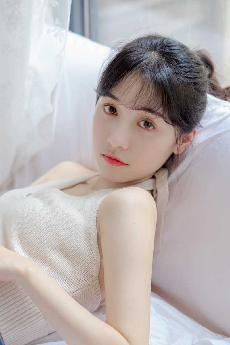 最新清纯美女极品尤物吊带酥胸惹火性感壁纸