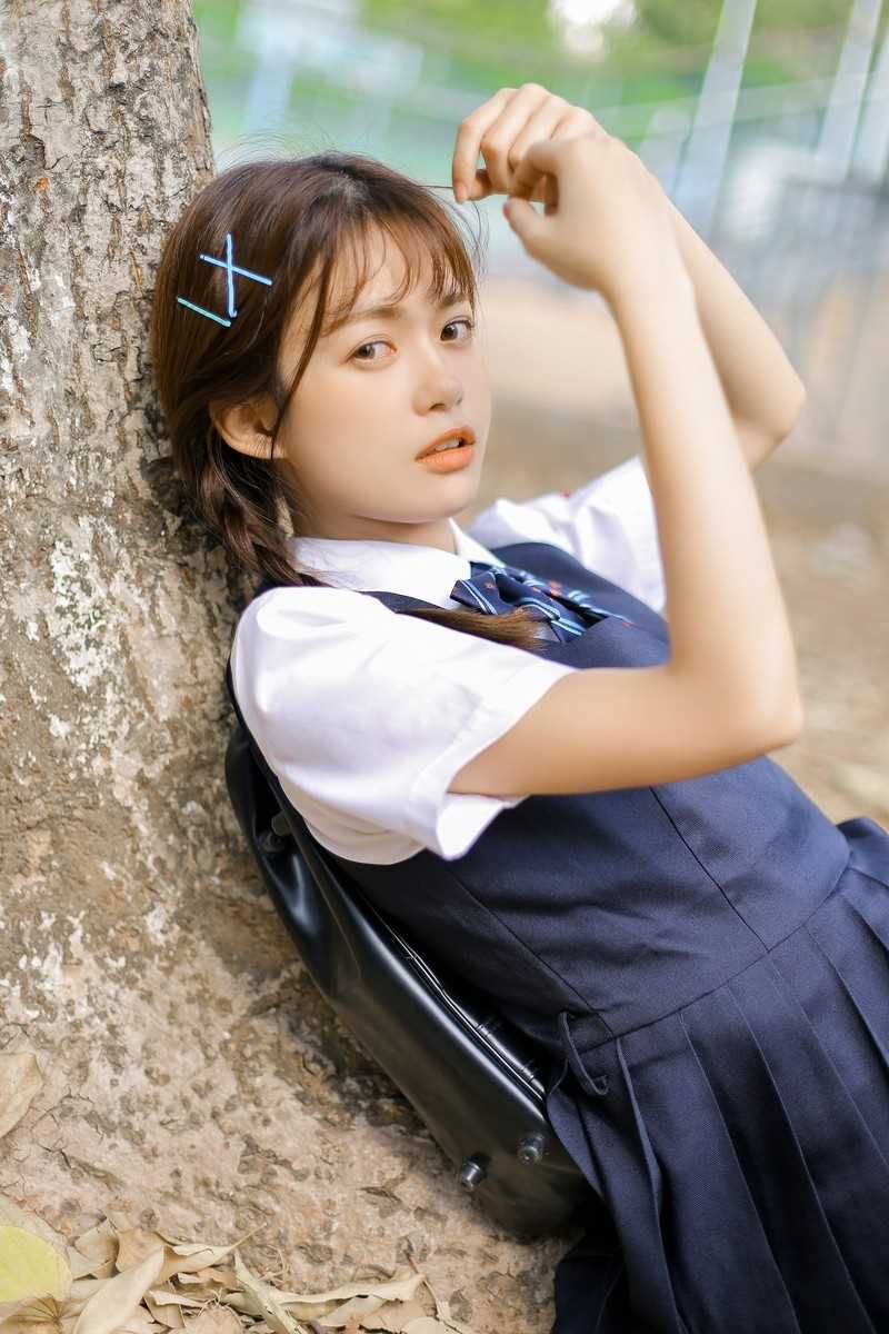 精选麻花辫美女学姐清纯氧气校园制服户外清纯图册