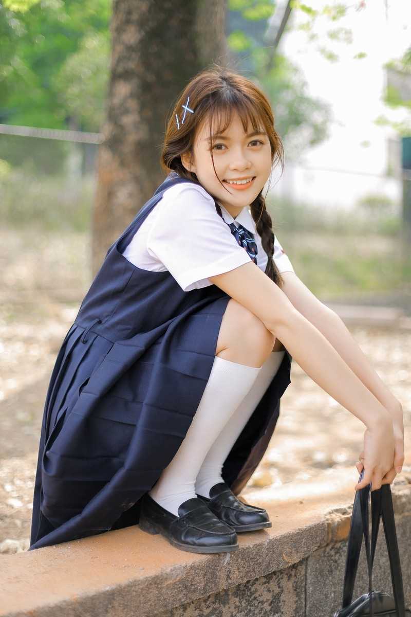 精选麻花辫美女学姐清纯氧气校园制服户外清纯图册