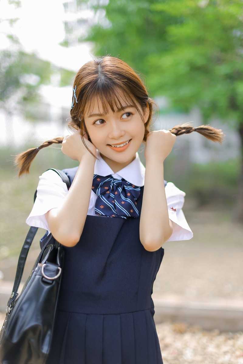 精选麻花辫美女学姐清纯氧气校园制服户外清纯图册