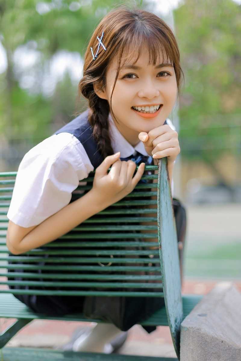 精选麻花辫美女学姐清纯氧气校园制服户外清纯图册