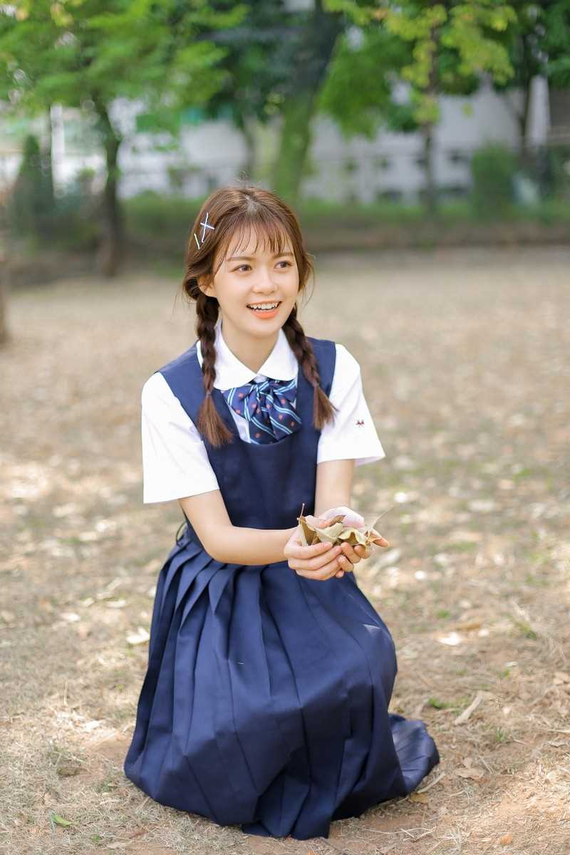 精选麻花辫美女学姐清纯氧气校园制服户外清纯图册