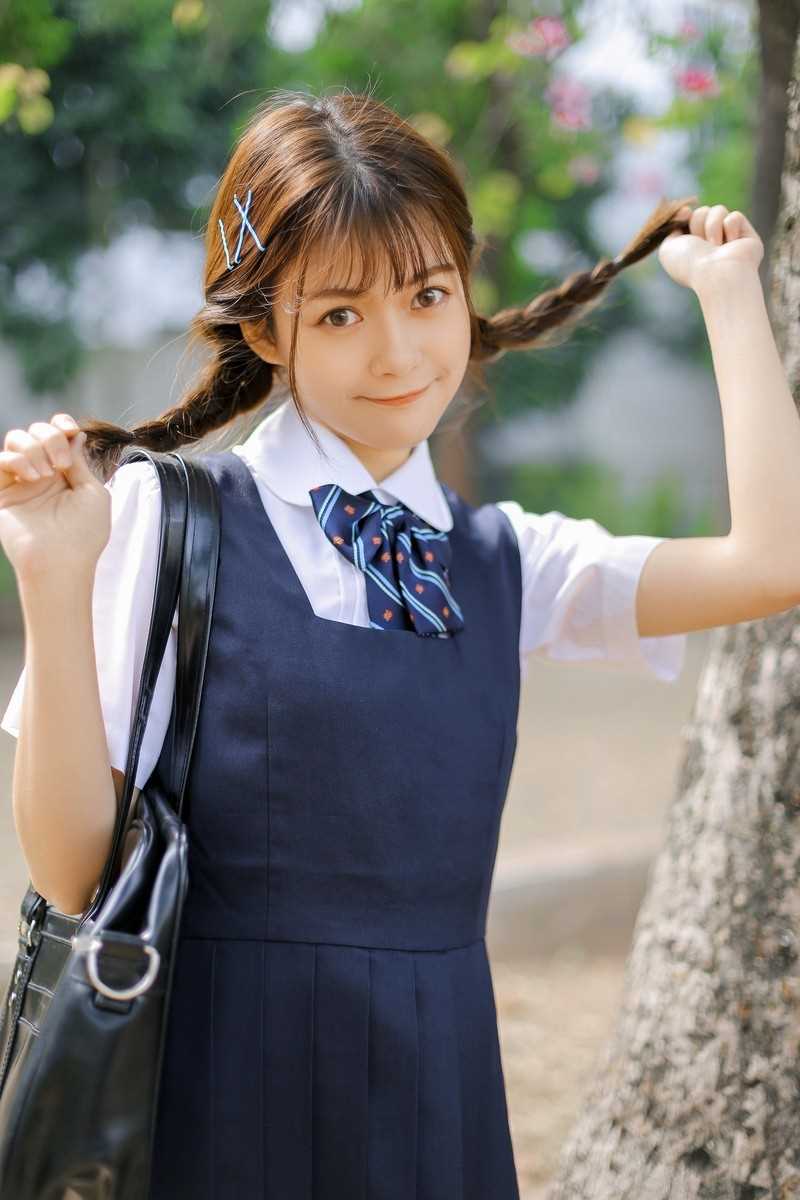 精选麻花辫美女学姐清纯氧气校园制服户外清纯图册
