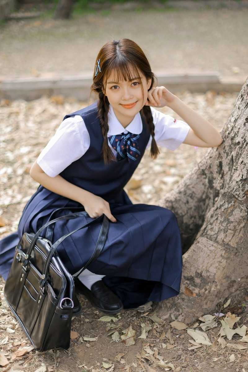 精选麻花辫美女学姐清纯氧气校园制服户外清纯图册