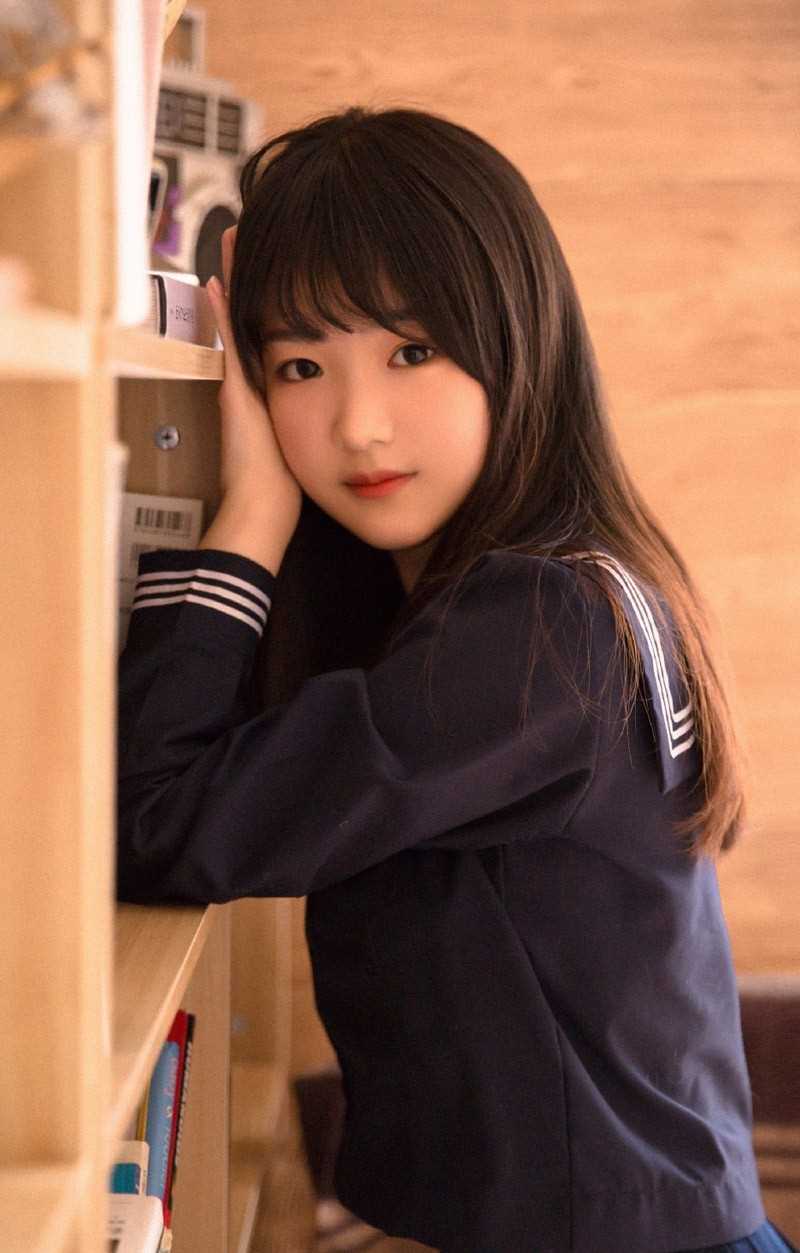 精选90后校园美女清纯水手制服袜子大长腿养眼图片图册