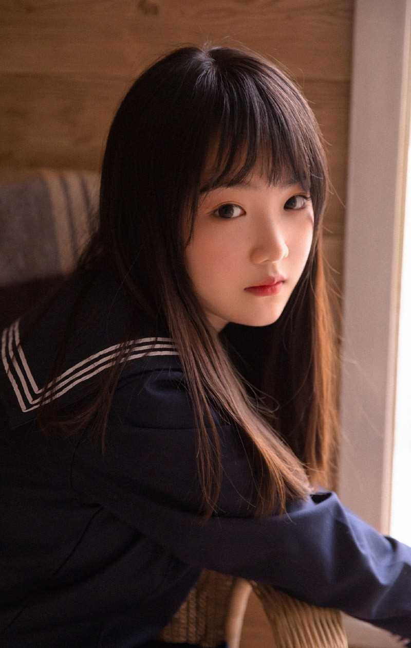 精选90后校园美女清纯水手制服袜子大长腿养眼图片图册