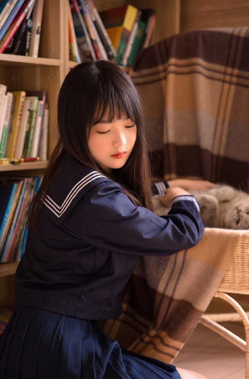 精选90后校园美女清纯水手制服袜子大长腿养眼图片图册