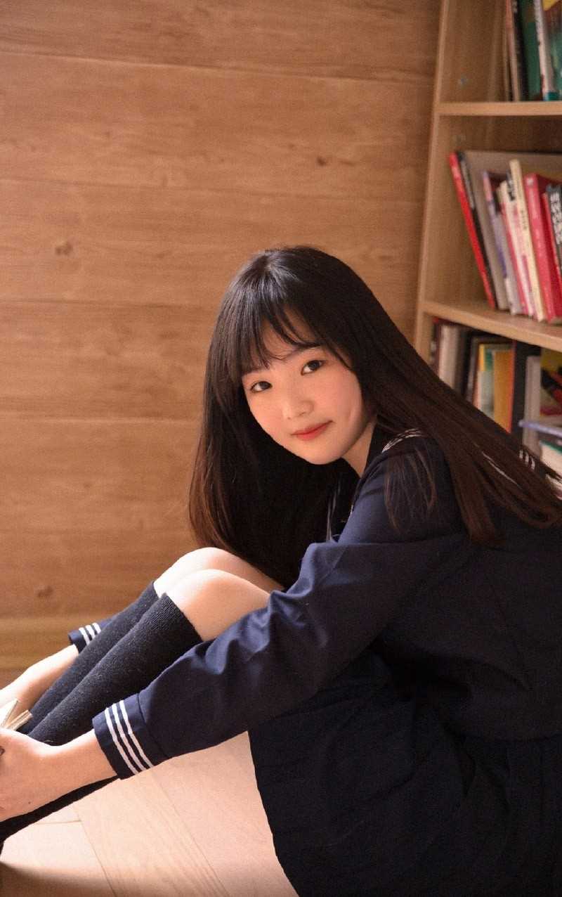 精选90后校园美女清纯水手制服袜子大长腿养眼图片图册