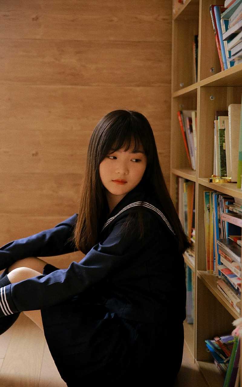 精选90后校园美女清纯水手制服袜子大长腿养眼图片图册