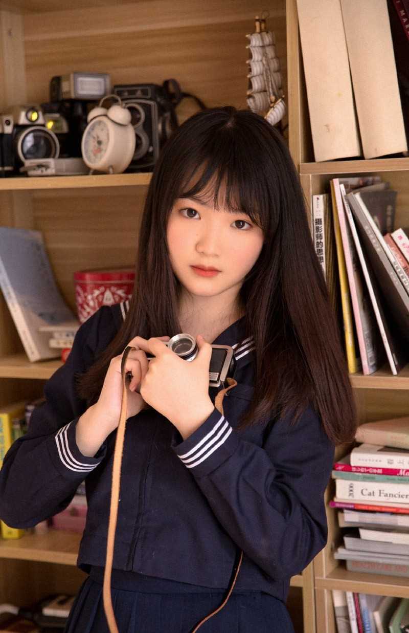 精选90后校园美女清纯水手制服袜子大长腿养眼图片图册