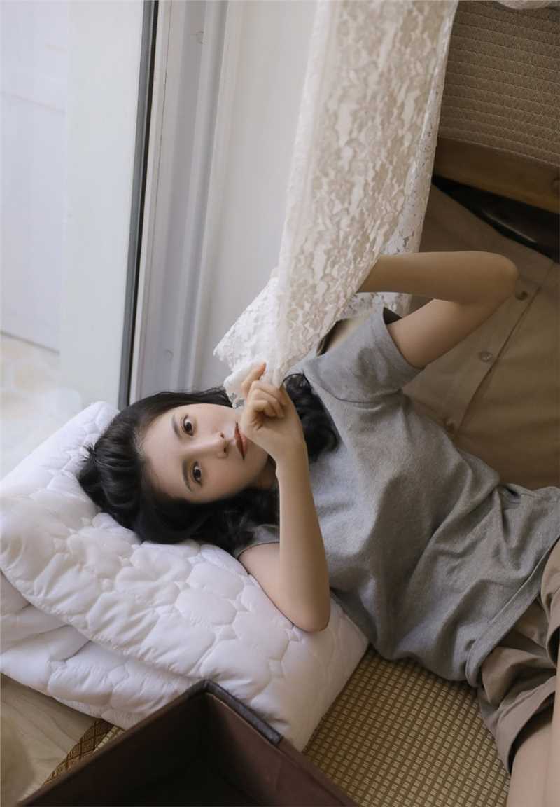 最新嘟嘴俏皮可爱美女居家私房清纯懒散壁纸