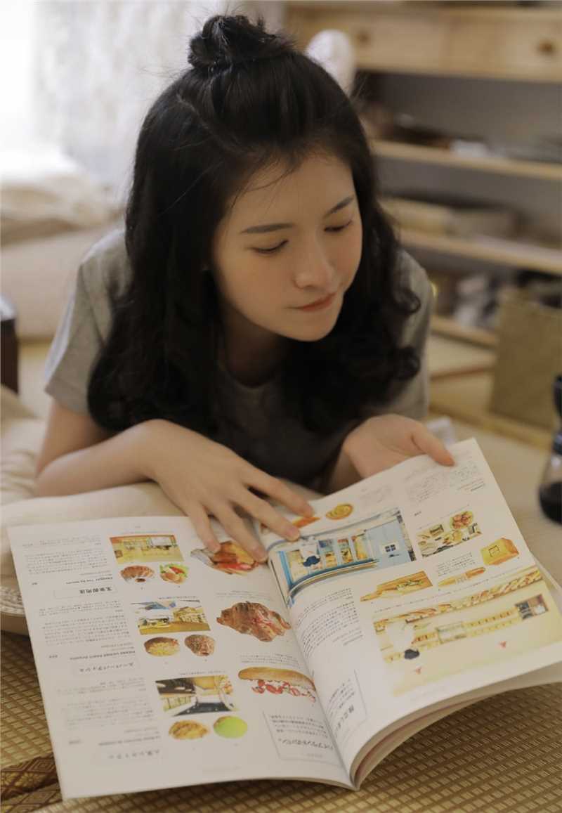 最新嘟嘴俏皮可爱美女居家私房清纯懒散壁纸